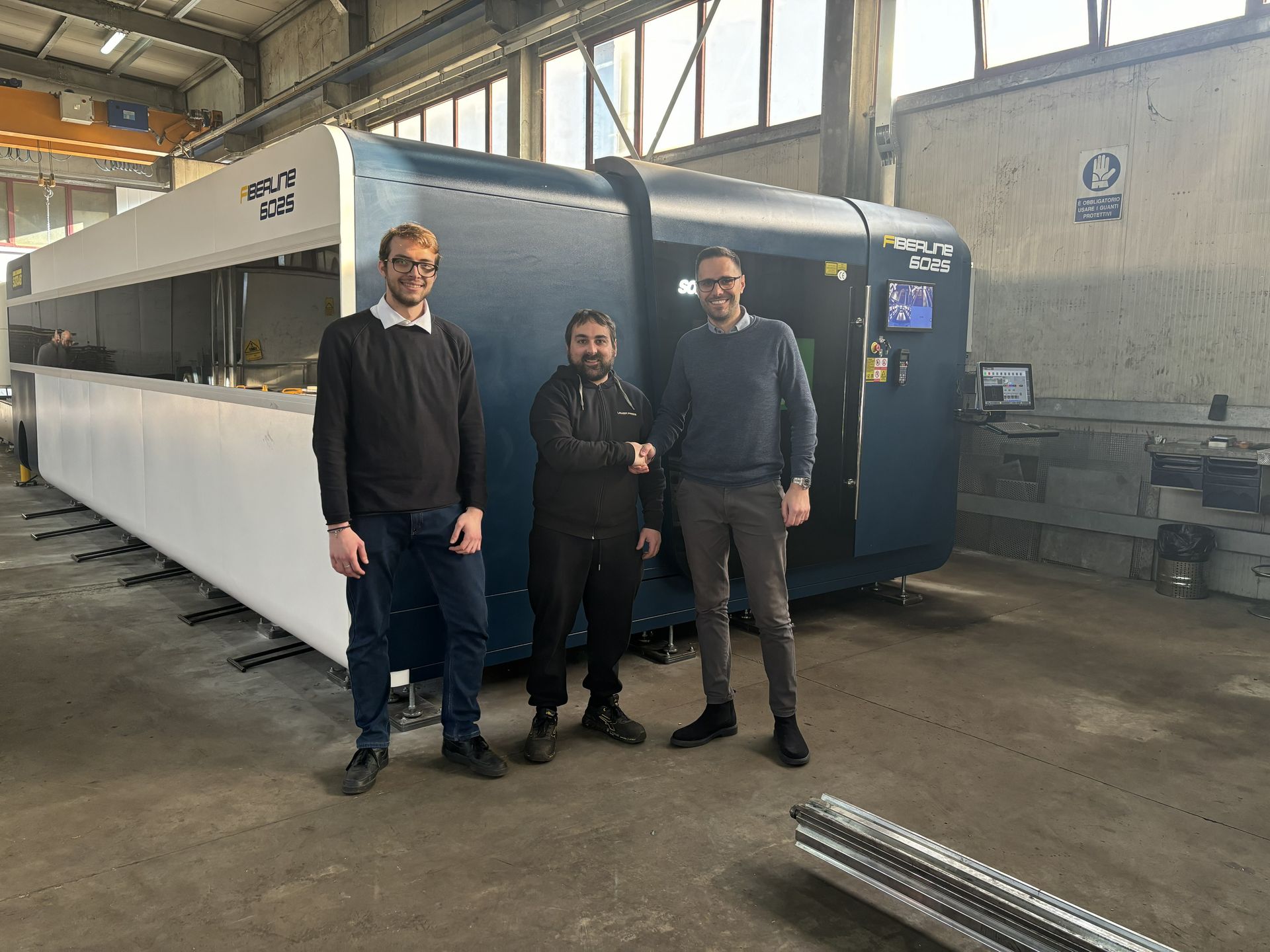 Il titolare e team di LTsoft con laser fibra 6000x2500 programmato con la suite WiCAM