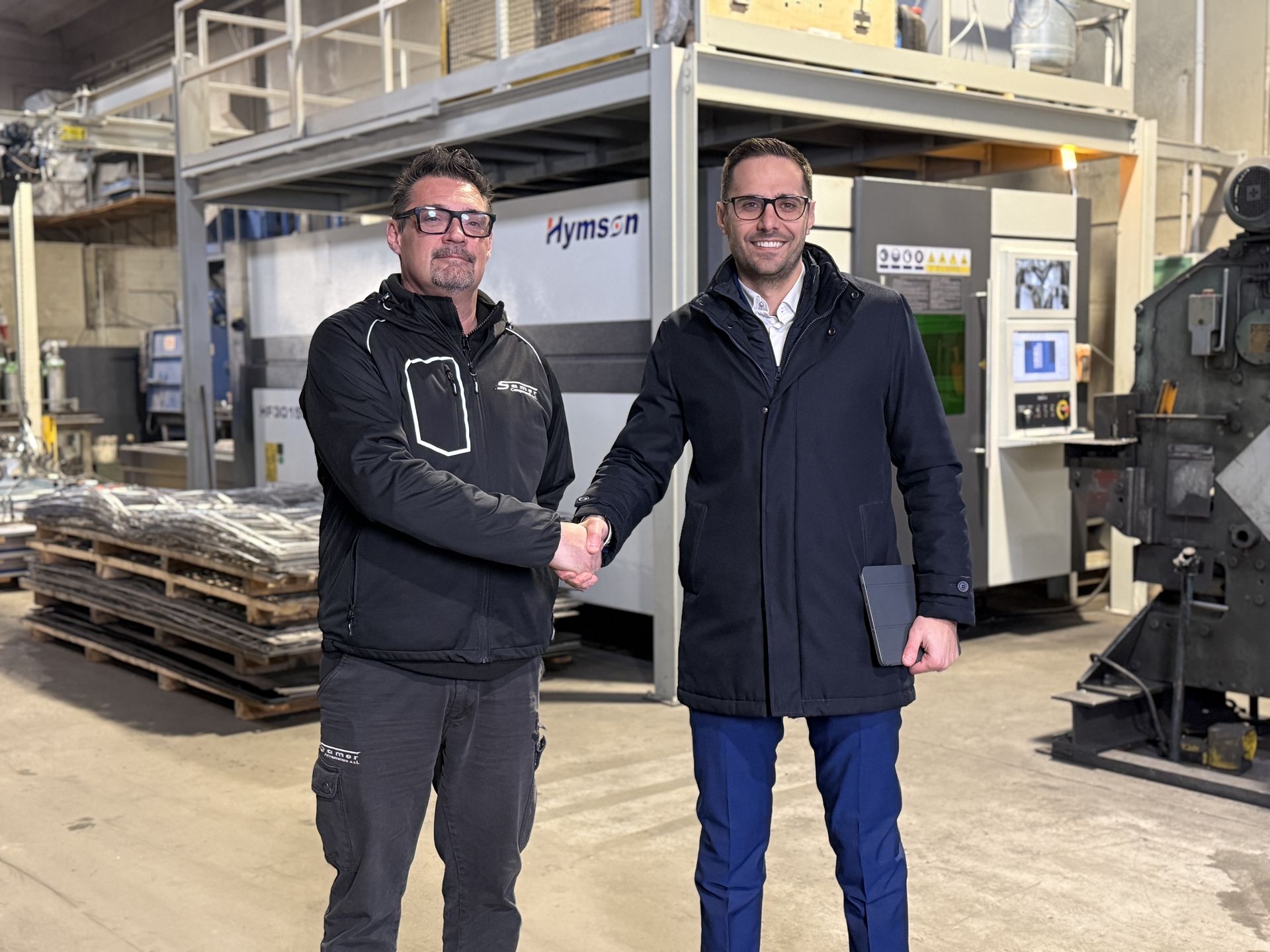 Alessandro Rizzi di Samer Componenti con Michele Trubini di LTsoft davanti al laser fibra Hymson programmato con PN4000